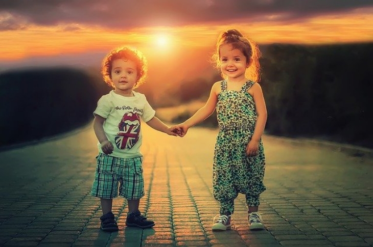 Terpaksa berbagi kasih sayang dengan adik. (Foto: Pixabay/Bessi)