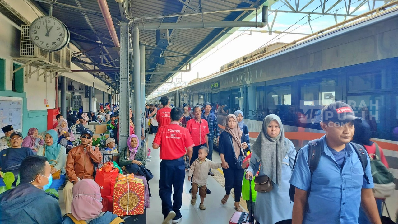 Penjualan Tiket Kereta Nataru 2025/2026 Tembus 1,5 Juta, Pasar Senen Jadi Stasiun Tersibuk