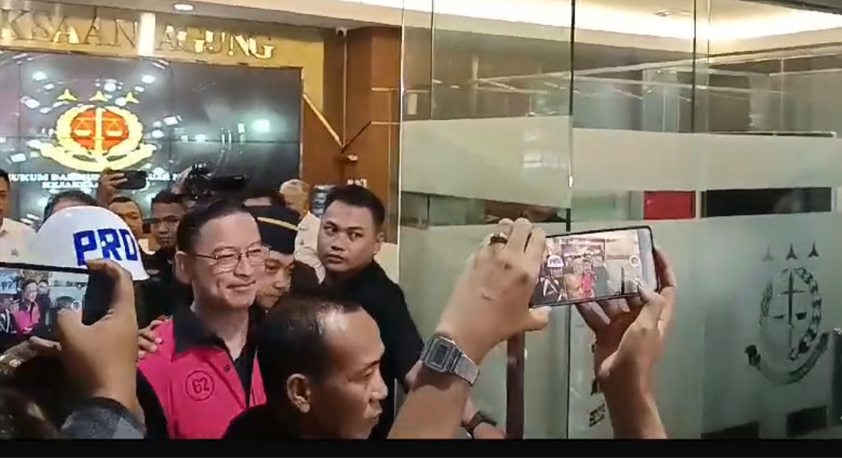 Senyum Tom Lembong Saat Pakai Rompi Tahanan Kejagung Berwarna Merah Muda