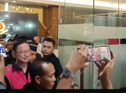 Senyum Tom Lembong Saat Pakai Rompi Tahanan Kejagung Berwarna Merah Muda