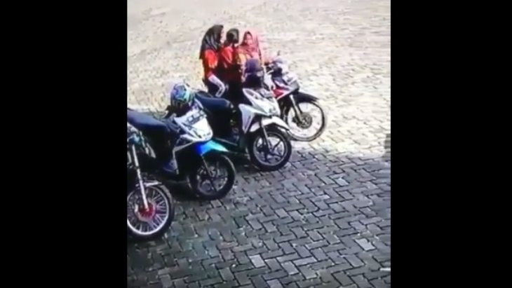 Jangan Ditiru! Aksi Trio Cabe-Cabean Maling Helm, Bikin Geregetan