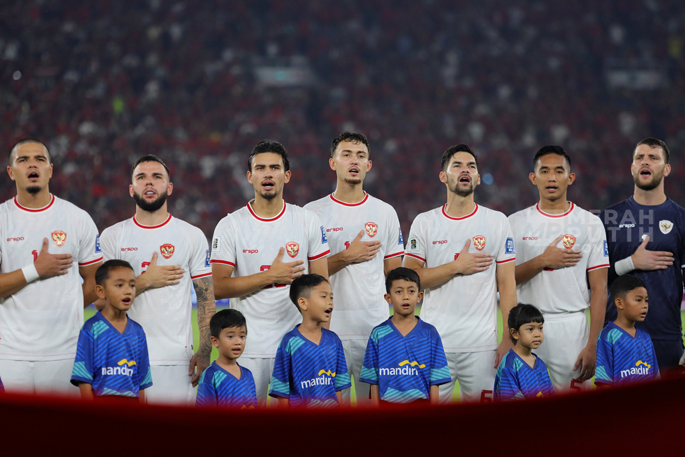 Pemain Timnas Indonesia menyanyikan lagu kebangsaan Indonesia raya sebelum pertandingan kedua Grup C kualifikasi Piala Dunia 2026 zona Asia melawan Australia di Stadion Utama Gelora Bung Karno (SUGBK), Senayan, Jakarta, Selasa (10/9/2024).