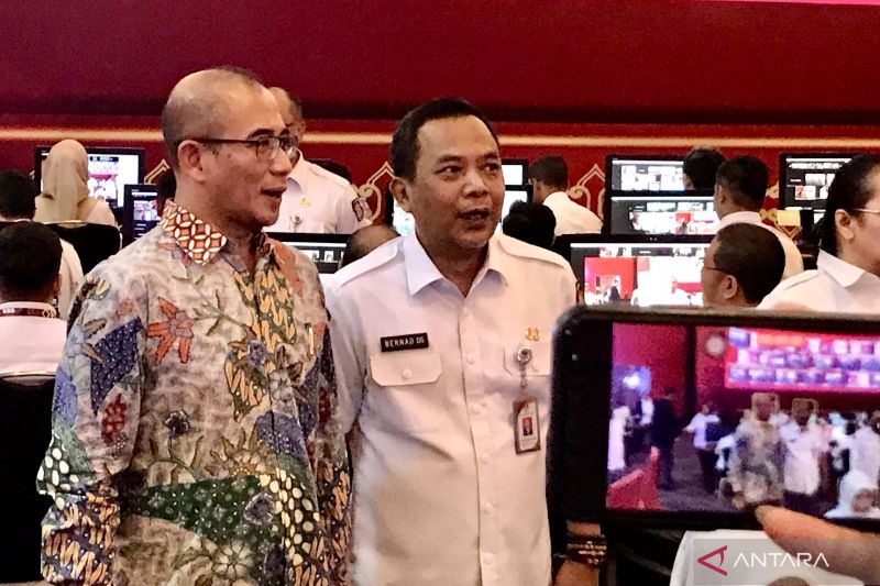 Ketua Komisi Pemilihan Umum Hasyim Asy’ari (kiri) meninjau pelaksanaan bimbingan teknis secara serentak anggota KPPS Pemilu 2024, Kamis (25/1)