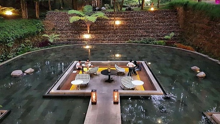 Instagramable, Millennials Habiskan Akhir Pekan di Resto Tengah Kolam Ini