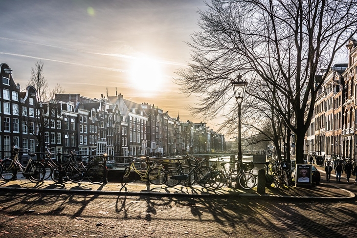 Amsterdam sangat menarik dikelilingin dengan sepeda. (Foto: Pixabay/shuman)
