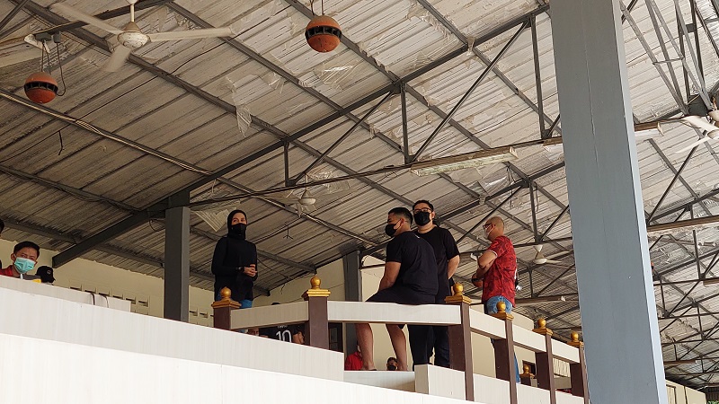 Keesang Pangarep bersama Nadya Arifta di tribun VVIP Stadion Sriwedari, Minggu (9/1). (MP/Ismail)