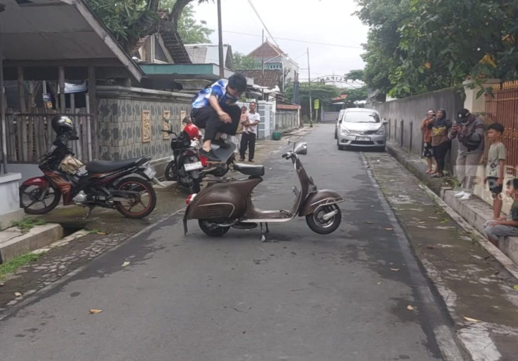 Aksi Basral saat Pulang Bawa Medali Emas SEA Games 2025, Tunjukkan Trik Skateboard Loncati Motor