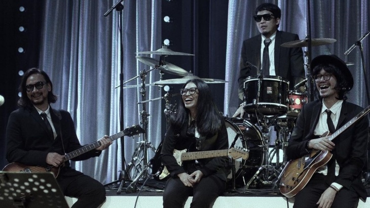 Endah N Rhesa Tampil Retro Bareng Vincent dan Desta 