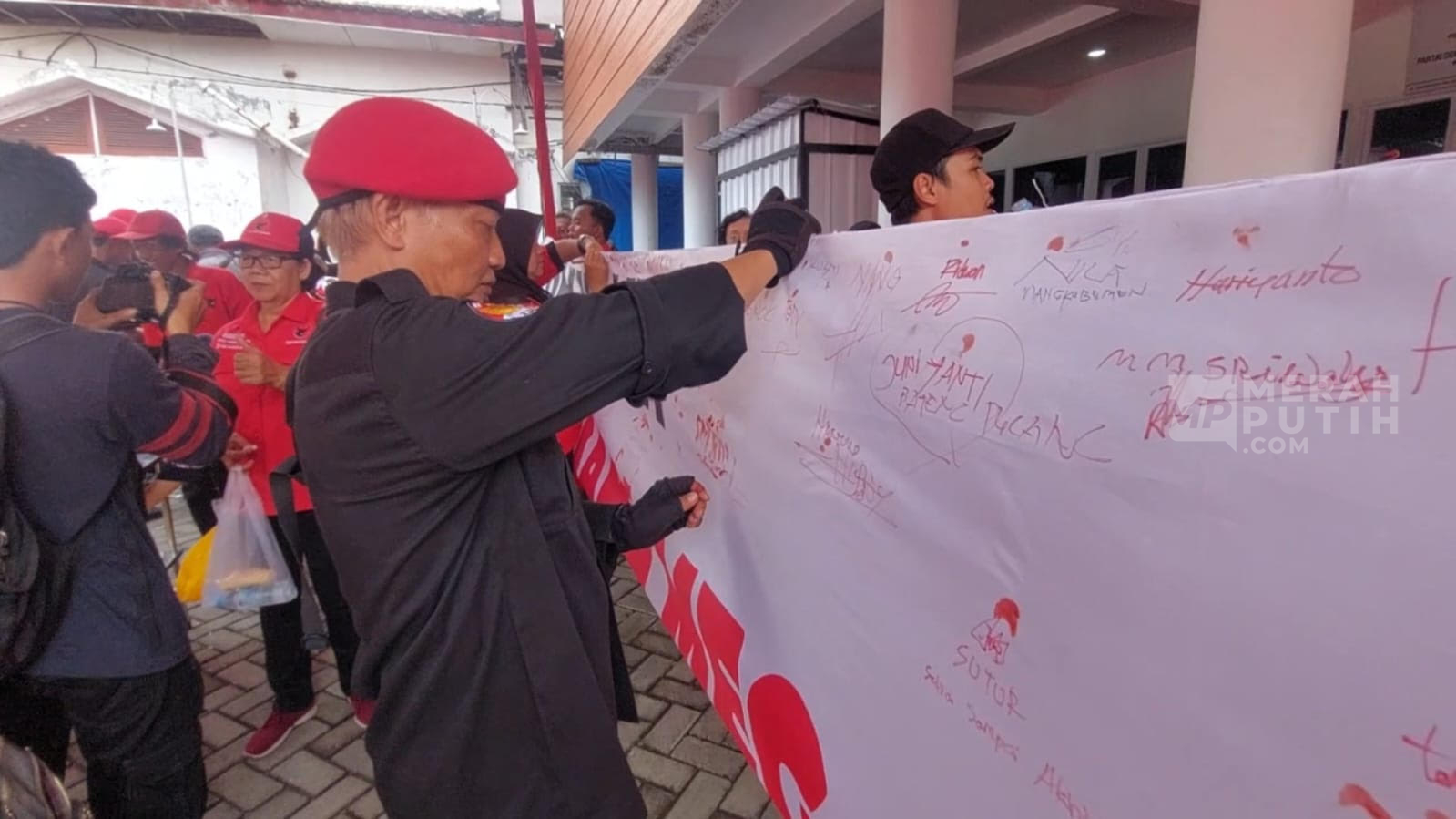 3.000 Cap Jempol Darah Dukung Megawati Ketum PDIP 2025-2030