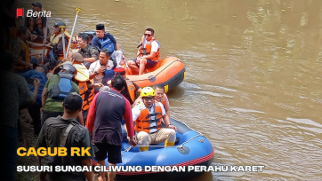 Cagub RK Susuri Sungai Ciliwung dengan Perahu Karet