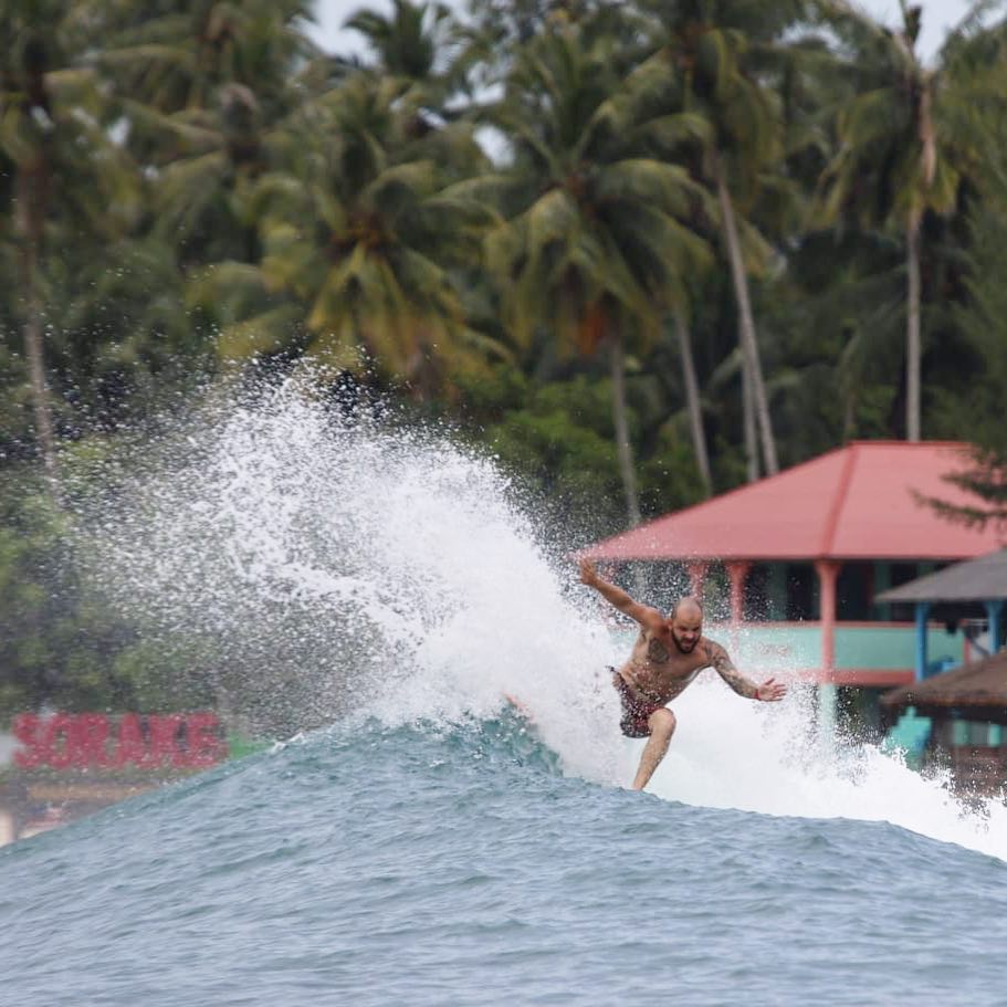 Pantai Sorake sangat populer di kalangan peselancar dunia (Instagram/premaduarte)