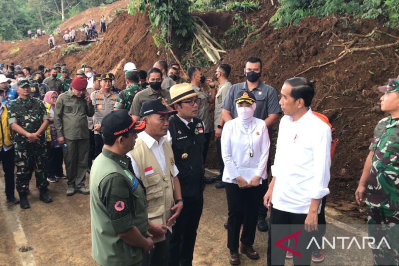 Jokowi Minta Dahulukan Evakuasi Korban Gempa Cianjur
