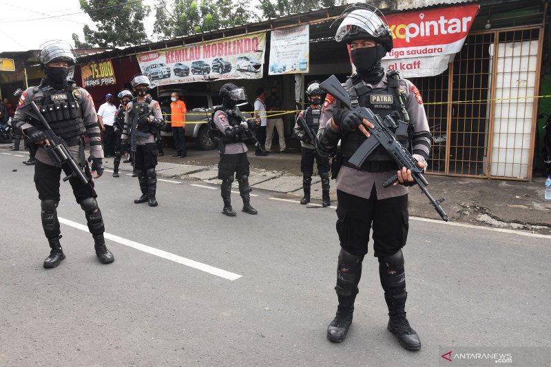 Personel Brimob mengamankan lokasi saat penggerebekan di rumah terduga teroris di Condet, Jakarta Timur, Senin (29/3/2021). Dari hasil penggerebekan ditemukan barang bukti berupa lima bom aktif dan jenis bom sumbu yang siap digunakan, lima toples besar bahan pembuatan bom serta bom yang telah siap digunakan seberat 1,5 kilogram. ANTARA FOTO/Indrianto Eko Suwarso/rwa.