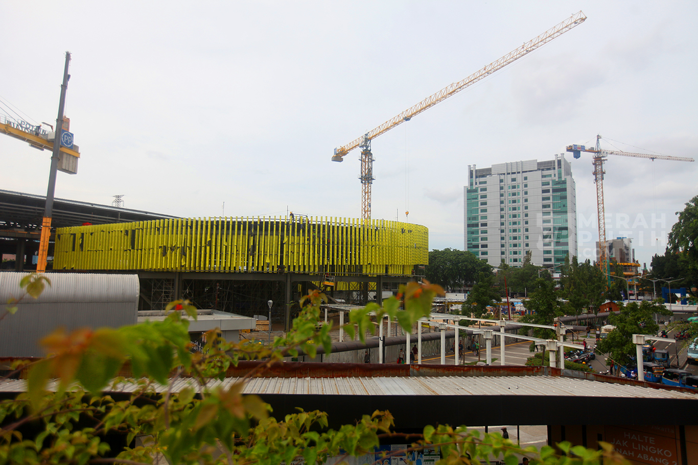 Aktivitas pekerja menyelesaikan proyek pengembangan Stasiun Tanah Abang di Jakarta, Jum'at (17/1/2025).