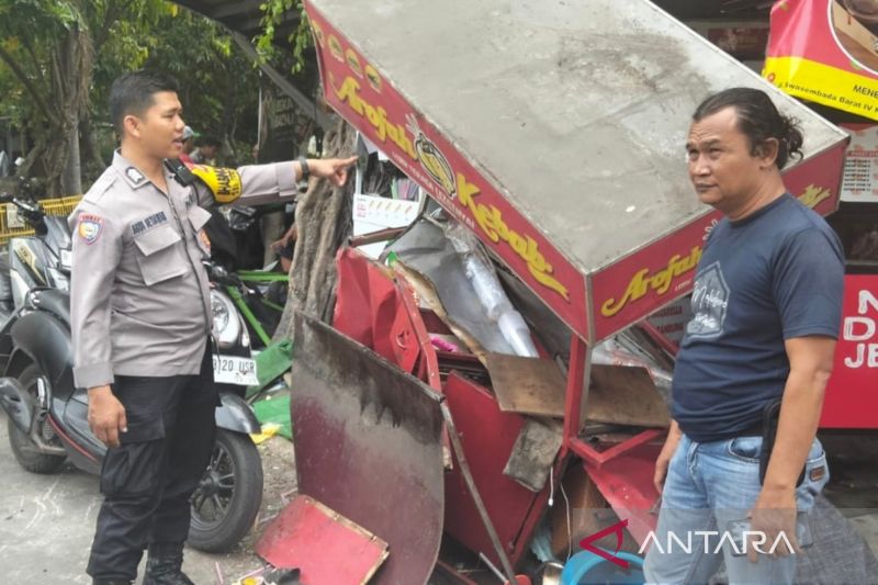 Mobil Listrik Tabrak 3 Kios di Tanjung Priok, Balita Jadi Korban dan Ada yang Patah Tulang