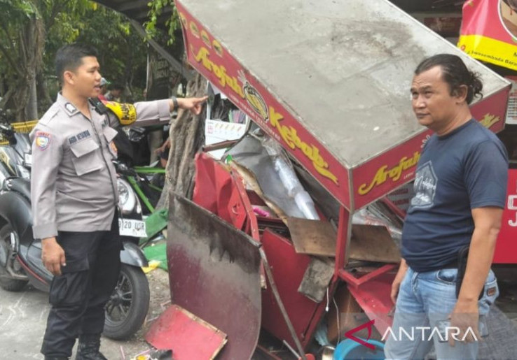 Mobil Listrik Tabrak 3 Kios di Tanjung Priok, Balita Jadi Korban dan Ada yang Patah Tulang