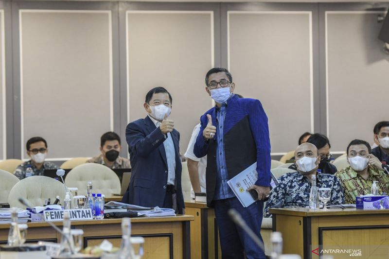 Menteri Perencanaan Pembangunan Nasional (PPN)/Badan Perencanaan Pembangunan Nasional (Bappenas) Suharso Monoarfa (kiri) bersama Anggota DPR fraksi Demokrat Hinca Panjaitan (kanan) bersiap mengikuti rapat panitia kerja dengan Panitia Khusus (Pansus) Rancangan Undang-Undang Ibu Kota Negara (RUU IKN) di Kompleks Parlemen, Jakarta, Kamis (13/1/2022). ANTARA FOTO/Galih Pradipta