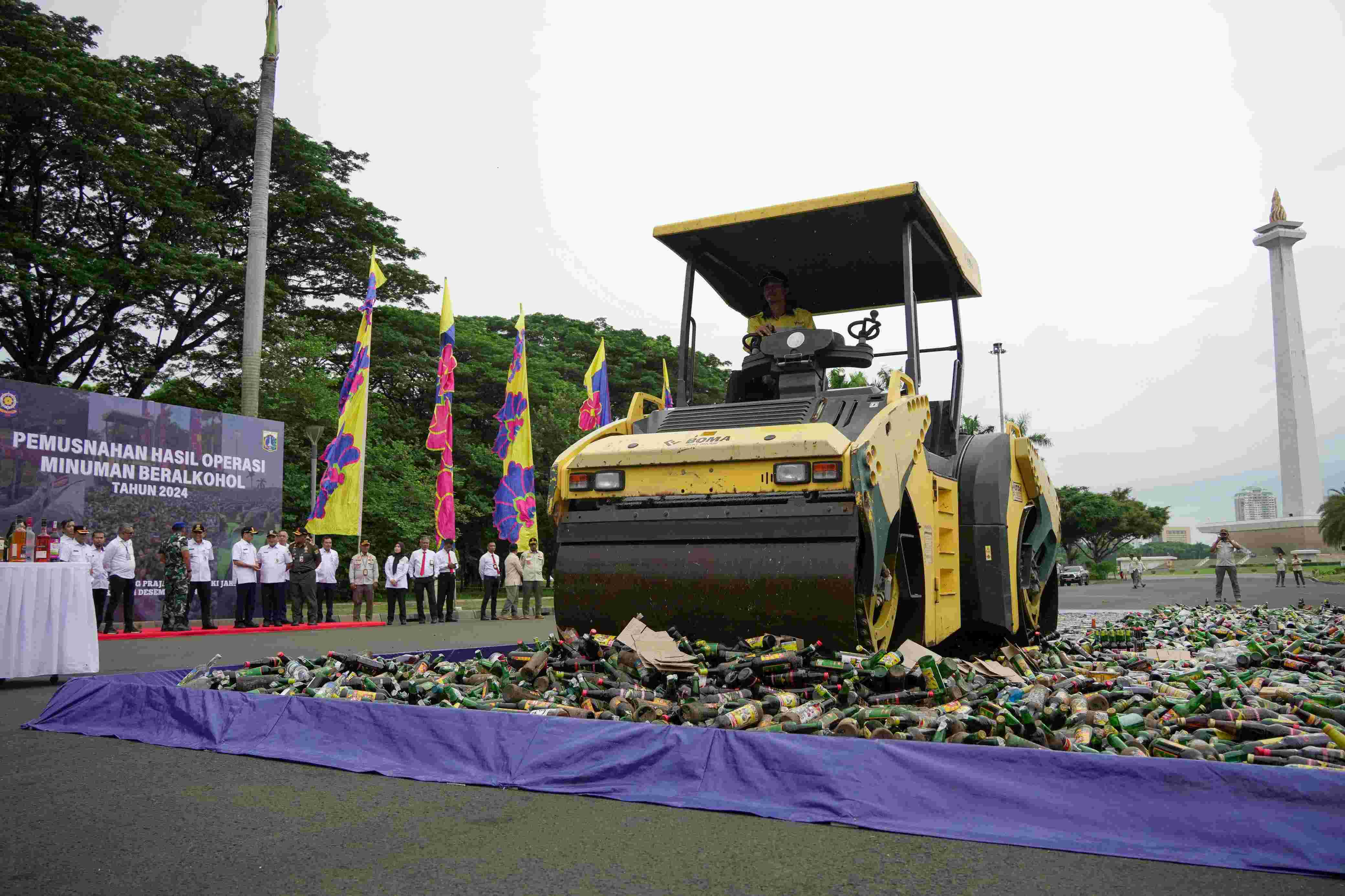 Jelang Nataru, Satpol PP DKI Jakarta Musnahkan 9.712 Miras