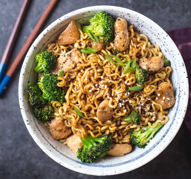 Cuma Butuh 20 Menit untuk Mi Goreng Ayam Brokoli Ini
