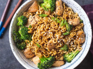 Cuma Butuh 20 Menit untuk Mi Goreng Ayam Brokoli Ini