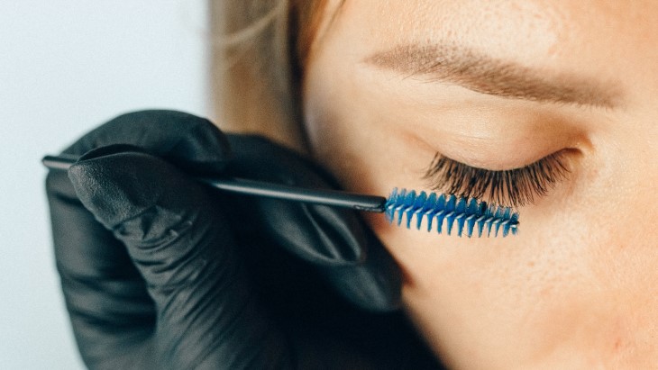 3 Cara Sederhana Bikin Eyelash Extension Lebih Tahan Lama