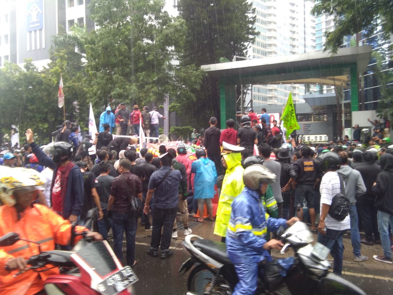 Pengendara Kesal Demo Warga Priok di Kemenkuham Bikin Macet Jalanan