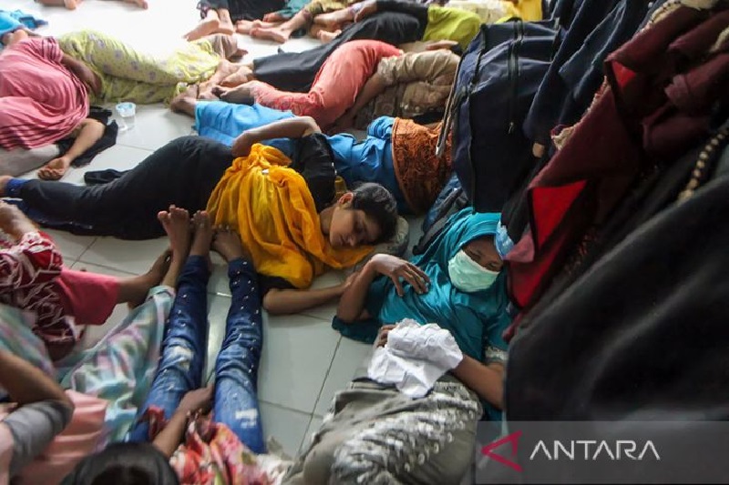Pengungsi etnis Rohingya beristirahat di balai Desa Alue Buya Pasie, Jangka, Kabupaten Bireuen, Aceh, Senin (7/3/2022). (ANTARA FOTO/Rahmad)