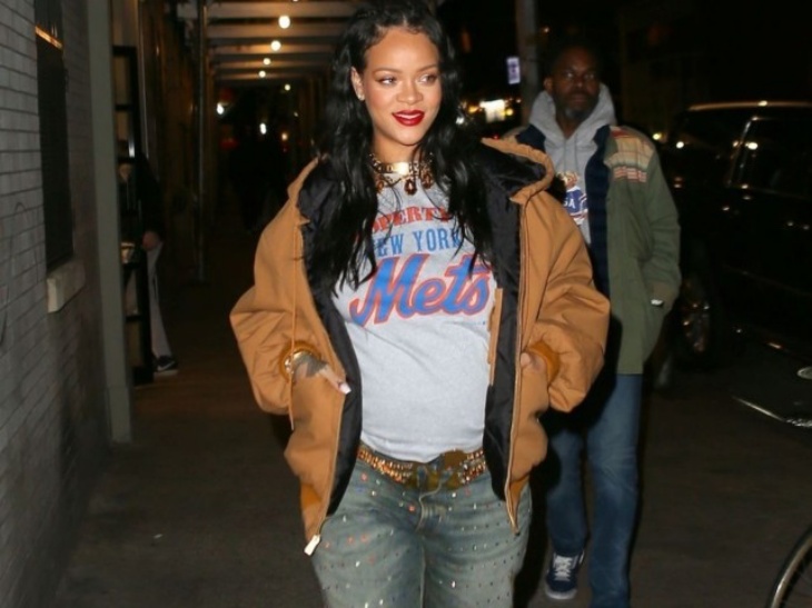 Busana Hamil Ala Rihanna, Tampil Epik Tiap Pekan
