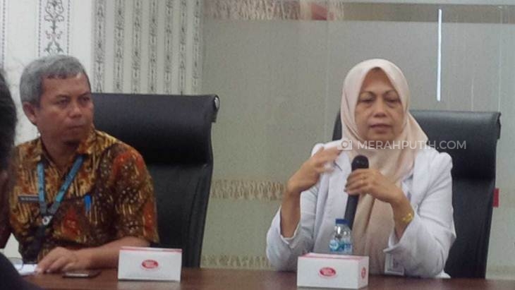 Dokter RSUD Ir Soekarno, dr Ratna memberikan keterangan terkait kesiapan rumah sakit merawat pasien virus corona, Jumat (6/3). (MP/Ismail)