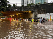 Banjir Menggenang di Sejumlah Ruas Jalan Jakarta, Semua Anggota Polisi Siaga untuk Lakukan Evakuasi