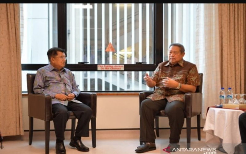Wapres Jusuf Kalla bersama SBY saat menjenguk Ibu Ani Yudhoyono di Singapura