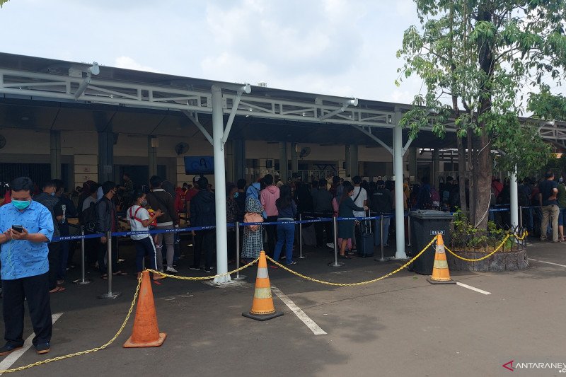Antrian panjang penumpang terpantau di loket tes GeNose COVID-19 di Stasiun Senen, Jakarta Pusat, Minggu sore (2/5/2021). ANTARA/Fianda SJofjan Rassat