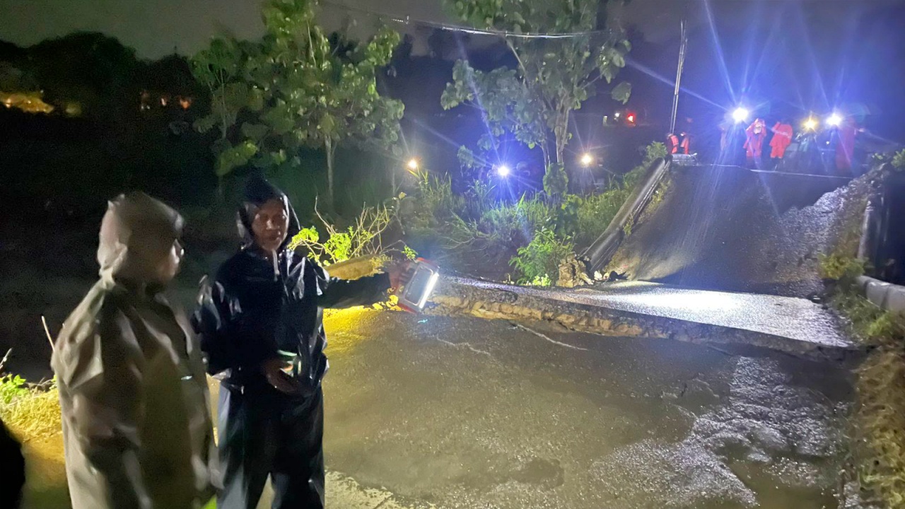 Diterjang Banjir, Jembatan Winong Penghubung Sragen-Ngawi Terputus 