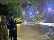 Diterjang Banjir, Jembatan Winong Penghubung Sragen-Ngawi Terputus 