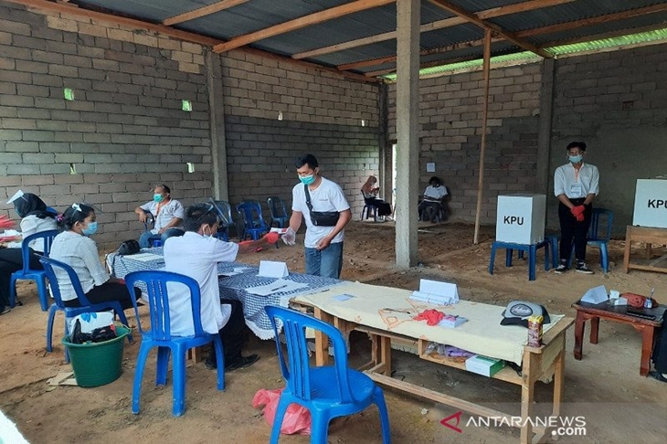Suasana Pemugutan suara di salah satu TPS di Kcamatan Konda dan Kecamatan Ranom eeto Kabupaten Konawe Selatan. (foto Antara/Azis Senong)