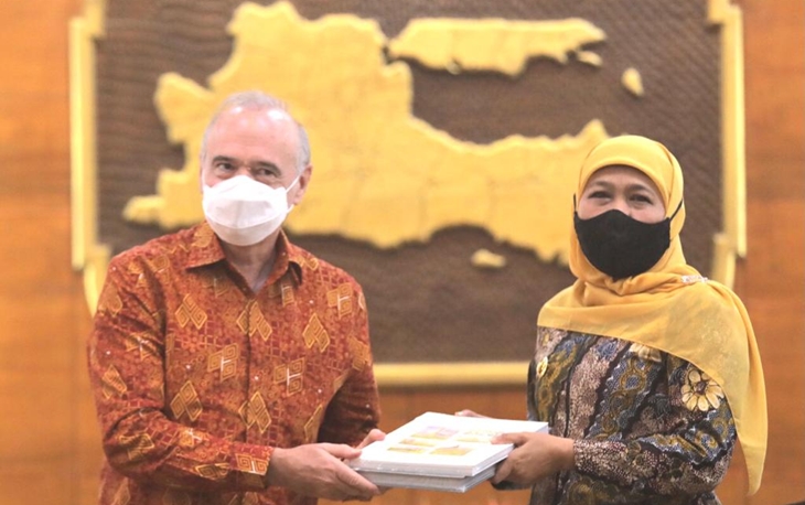   Duta Besar Perancis untuk Indonesia YM Olivier Chambard melakukan pertemuan dengan Gubernur Jawa Timur Khofifah Indar Parawansam di Gedung Negara Grahadi, Surabaya, Rabu (24/3). (Foto: MP/Istimewa)