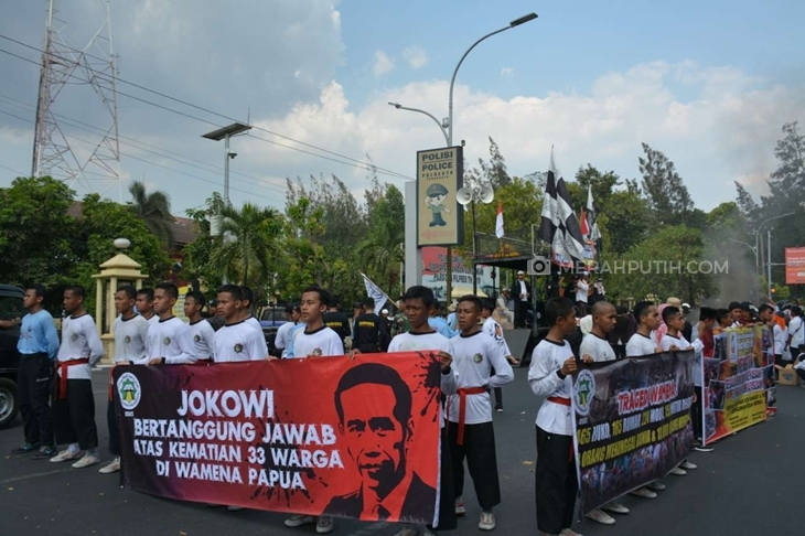 Massa DSKS menggelar aksi unjuk rasa di Polresta Surakarta Jalan Adi Sucipto, Solo Jawa Tengah, Jumat (4/10). (MP/Ismail)