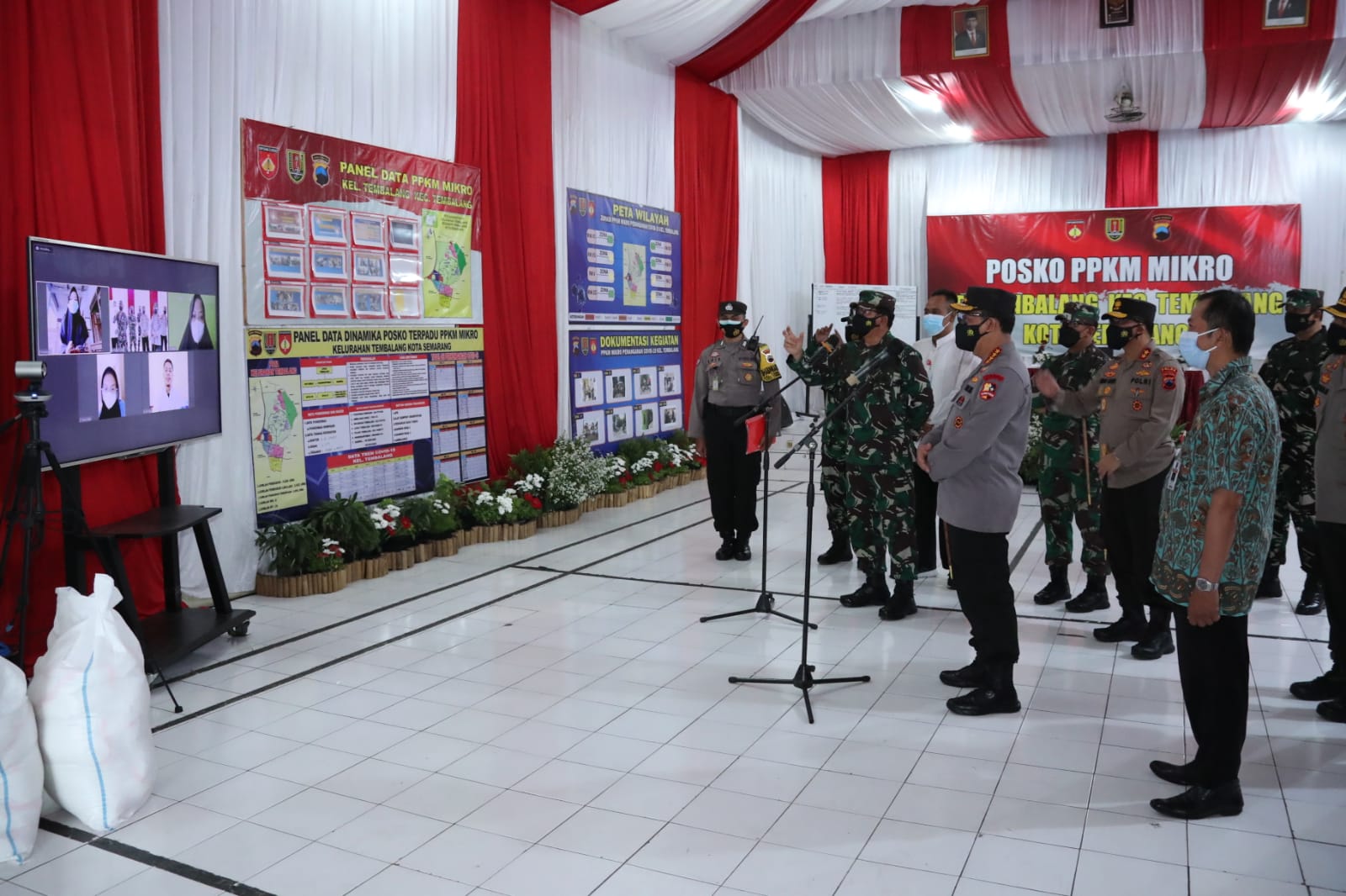 Kapolri Jenderal Listyo Sigit Prabowo menggelar interaksi virtual dengan pasien isoman saat meninjau Posko PPKM Mikro Kecamatan Tembalang, Semarang, Jawa Tengah, Jumat (16/7). Foto: Div Humas Polri