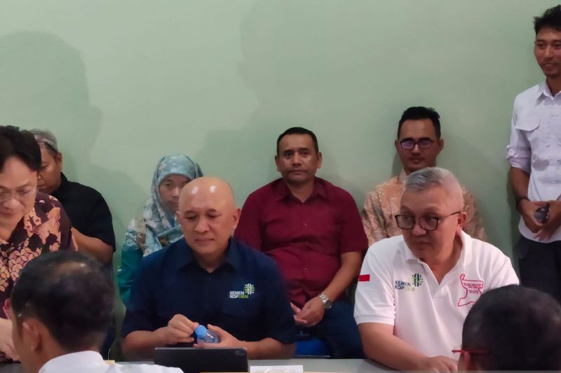 Menkop UKM Akui Barang dari Luar Negeri Terlalu Mudah dan Murah 