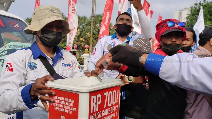 Protes UMP Naik 1,2 Persen, Buruh Jatim Kumpulkan Uang Receh untuk Gubernur