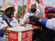 Protes UMP Naik 1,2 Persen, Buruh Jatim Kumpulkan Uang Receh untuk Gubernur