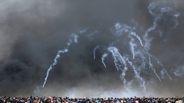 Gas air mata ke arah pengunjuk rasa Palestina