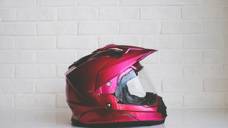 Cegah Helm Bau saat Musim Hujan Sangat Mudah