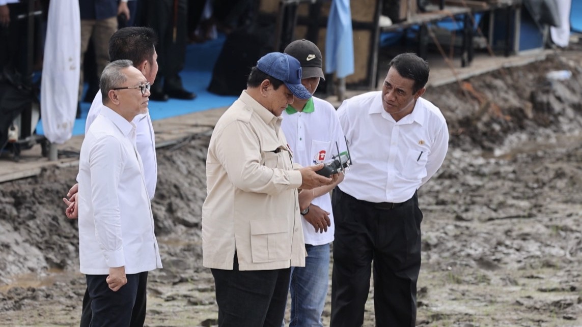 Momen Prabowo Terbangkan Drone Tebar Benih di Palembang