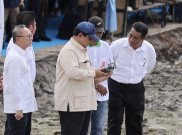 Momen Prabowo Terbangkan Drone Tebar Benih di Palembang