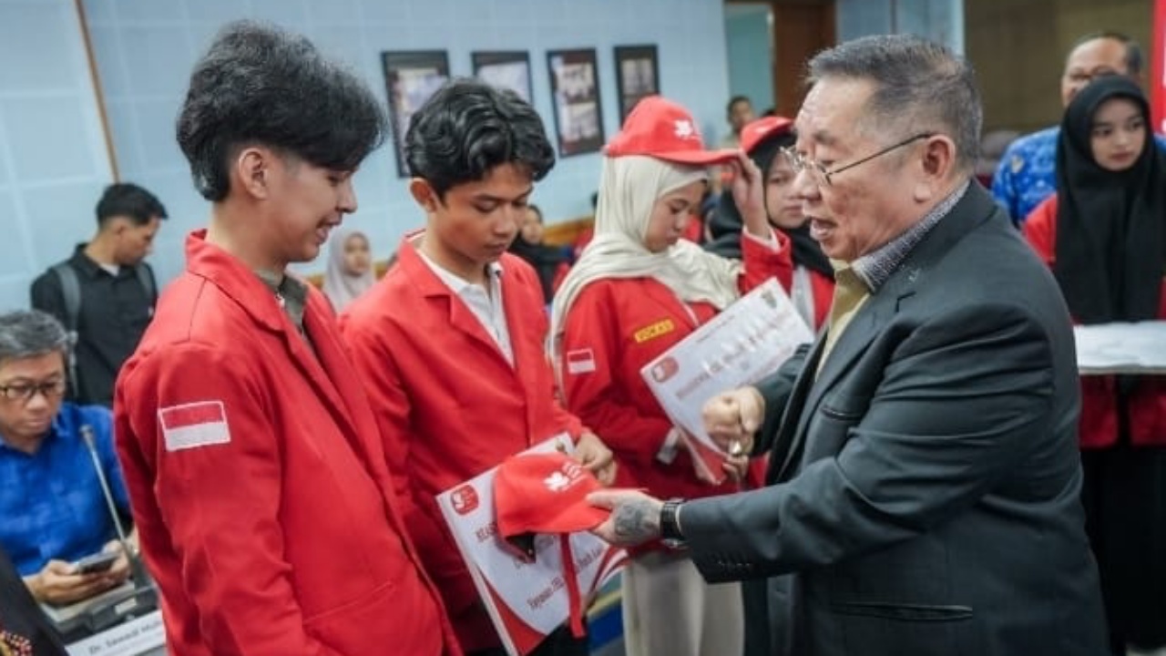 Serahkan Beasiswa Kelapa ke Mahasiswa Unhas, Jerry Hermawan Lo Sebut Pertanian adalah Senjata Rahasia Indonesia