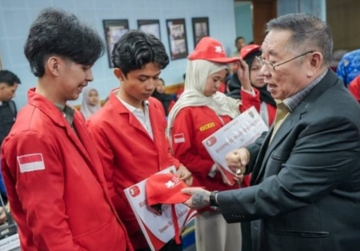 Serahkan Beasiswa Kelapa ke Mahasiswa Unhas, Jerry Hermawan Lo Sebut Pertanian adalah Senjata Rahasia Indonesia