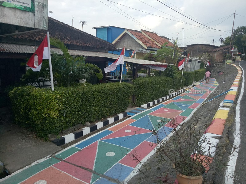 Sambut Kemerdekaan, Warga Solo Hias Jalan Kampung dengan Warna Pelangi