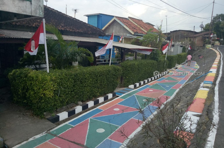 Sambut Kemerdekaan, Warga Solo Hias Jalan Kampung dengan Warna Pelangi