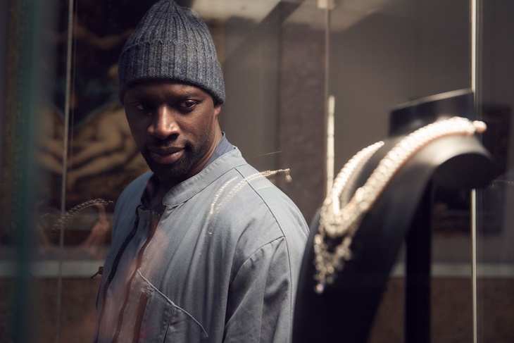 Sekuel Kedua ‘Lupin’ Segera Hadir, Berhasil Lolos dari Tangkapan?  Peran Assane Diop sebagai sosok kriminal yang mampu menyamar menjadi siapapun tampaknya akan kembali berlanjut. Netflix secara resmi mengumukan bahwa Lupin akan kembali hadir dengan bagian kedua pada musim panas 2021 mendatang. Apakah ia akan lolos dari tangkapan polisi di pantai?  Serial Lupin yang dibintangi oleh Omar Sy berhasil menempati peringkat pertama dari 10 tayangan terpopuler Netflix di lebih dari 10 negara. Disutradarai oleh Ludovic Bernard (The Climb) dan Hugo Gelin (Love at second sight), sekuel kedua Lupin akan menampilkan lima episode baru.  Di musim pertamanya, Lupin disambut baik oleh para penggemar karena jalan ceritanya yang menarik. Di episode satu saja sudah dijelaskan bagaimana cerdasnya Omar Sy (Assane Diop untuk bisa mendapatkan perhiasan yang dilelang. Hal ini dilakukan untuk balas dendam setelah kejadian tragis yang menimpa ayahnya.     https://www.youtube.com/watch?v=ga0iTWXCGa0     Sebagai seorang remaja, kehidupannya berubah drastis ketika sang ayah meninggal dunia setelah dituduh melakukan kejahatan yang ternyata bukan salahnya. 25 tahun kemudian, Assane menggunakan trik yang terinspirasi dari karakter fiksi Arsene Lupin untuk membalaskan dendam mendiang ayahnya.  Samaran seperti seorang jutawan, perayu perempuan, petugas kebersihan, maupun jenius IT, Diop dapat melebur dalam situasi apapun. Dengan kemampuan dan teknik menyamar nan luar biasa, ia dapat kabur dari TKP tanpa ada satupun yang menyadarinya.  Terlepas dari tindakan kriminalnya, Lupin juga memberikan segelintir makna kehidupan yang bisa kita contoh, salah satunya adalah tentang menjadi pria sejati. Bahkan, seorang pencuri pun bisa bertingkah laku seperti gentleman. Baik Lupin maupun Diop adalah laki-laki yang menepati janjinya, berprinsip, dan penuh dengan perencanaan.     Foto 1     Walau Diop sering menelantarkan kekasih dan anaknya, ia pun berusaha untuk menebus kesalahannya tersebut. Serupa dengan realita, kesalahan atau ketidakhadiranmu untuk orang-orang tercinta seringkali membuat mereka jadi tidak percaya dan tidak lagi bisa mengandalkanmu.  Serial yang bikin penasaran ini dibintangi oleh Omar Sy, Herve Pierre, Nicole Gracia, Clotilde Hesme, Ludivine Sagnier, Antoine Gouy, Shirine Boutella, dan Soufiane Guerrab. (and)